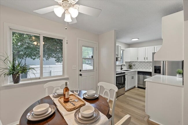 Building Photo - 4 bed/2bath in Bettendorf, IA