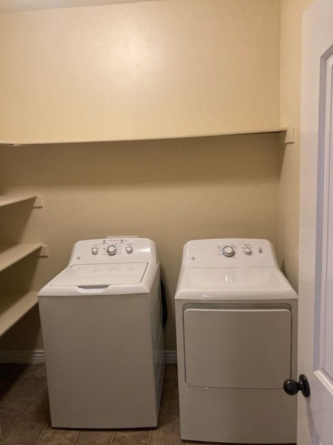 Building Photo - 3 Bed - 2 Bath, 1 Car Garage Single Level ...