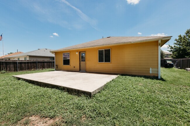 Building Photo - **1 Story 3 Bedroom 2 Bath Home in Hutto, TX