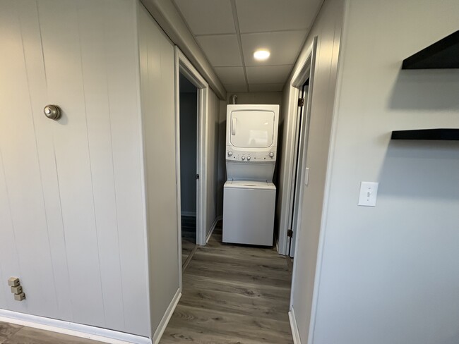 Building Photo - 211 Tulip Cir