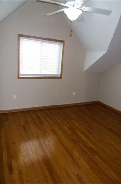 Building Photo - 20 E Amanda Ave