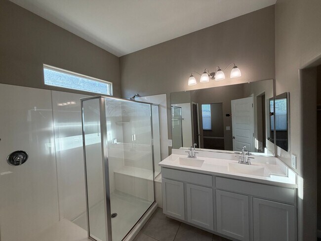 Building Photo - 40916 W Shaver Dr
