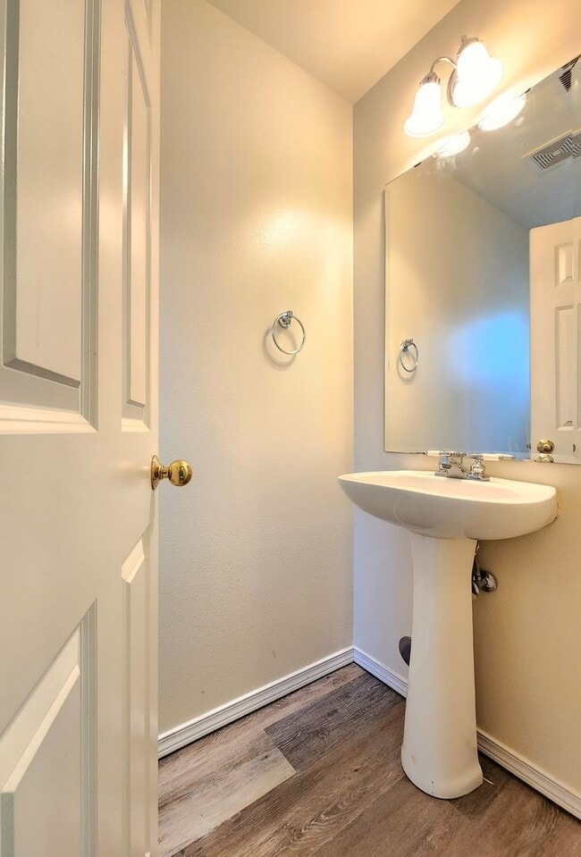 Building Photo - 3 Bedroom 2.5 Bath Townhome in Everett