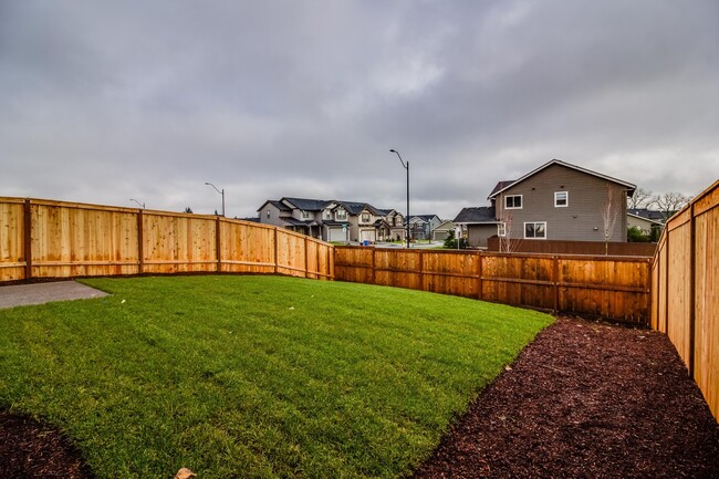 Building Photo - Move In Ready - 5 bedroom 3 Bath Townhome ...