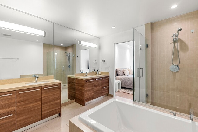 Building Photo - 855 N Croft Ave