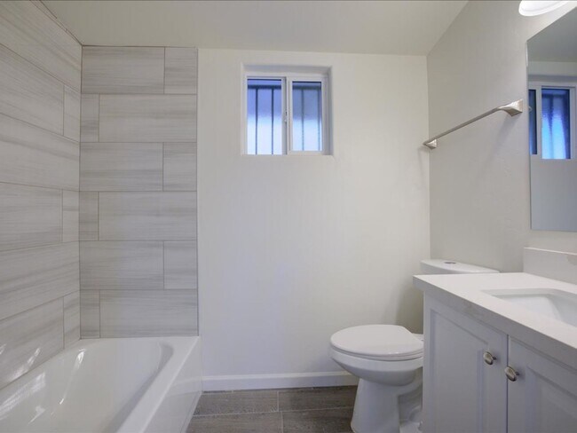 Building Photo - Beautifully Updated 1 Bedroom Home – Ready...