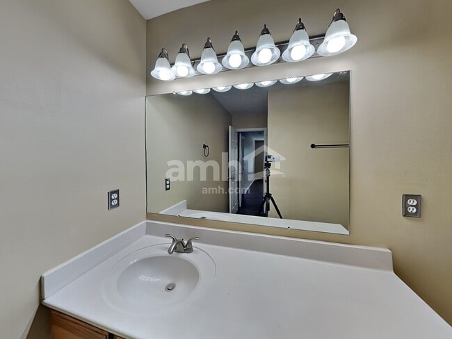 Building Photo - 211 Cherrytree Ln