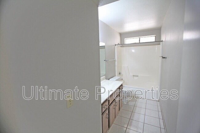 Building Photo - 2808 W Orangewood Ave