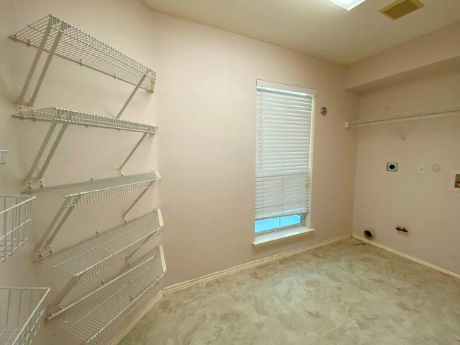 Building Photo - 145 Strawn