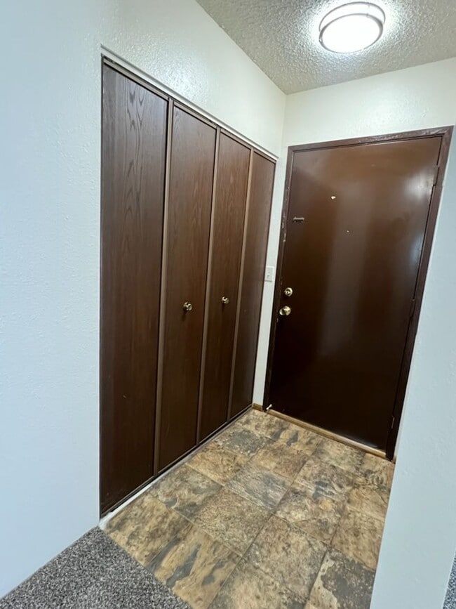 Building Photo - Spacious Pet-friendly, 2 bed, 1.5 bath, a/...