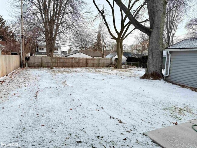 Building Photo - 22001 Lakeview St