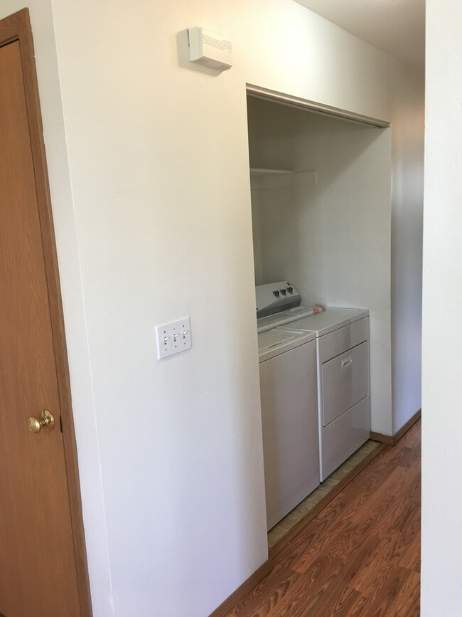 Building Photo - Close to Downtown and CWU!