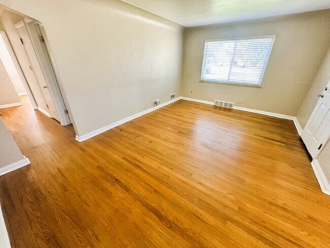 Building Photo - 3 Bed 1 Bath Ranch in North Park Hill! (Available Immediately)
