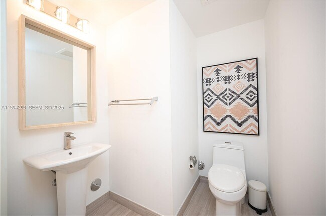 Building Photo - 1300 Brickell Bay Dr