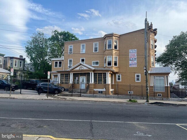 Building Photo - 3315 N Park Ave
