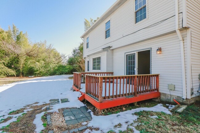 Building Photo - Spacious 4BR Home with a Fenced Yard & Jetted Tub