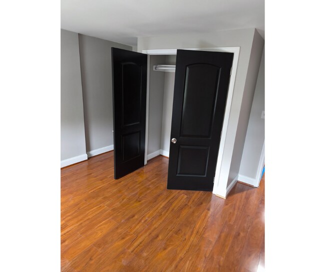 Building Photo - 1932 Bank St