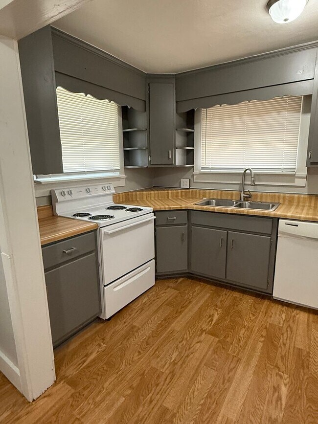 Building Photo - FIRST FULL MONTH RENT FREE