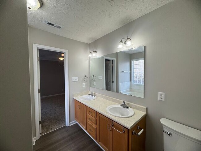 Building Photo - 1453 Ferndell Dr