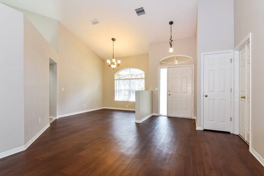 Building Photo - 2212 Kenwick Dr