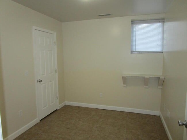 Building Photo - 601 W Smith St