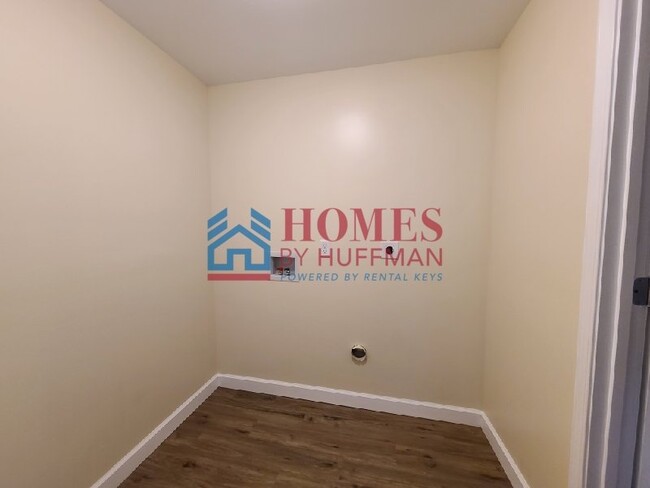 Building Photo - Downstairs | Three Bedroom Duplex