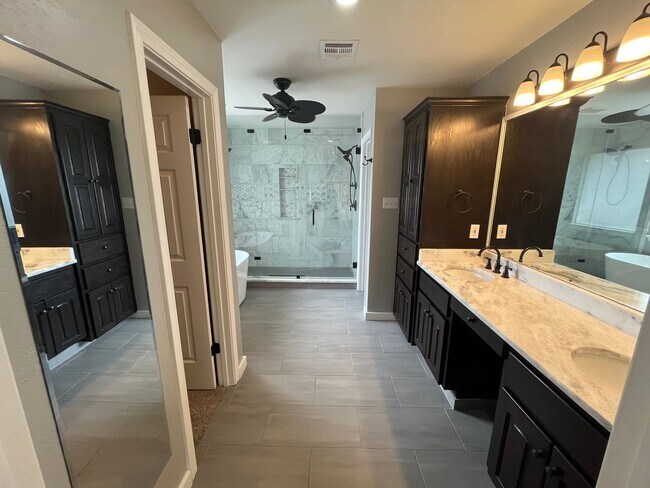 Building Photo - Mill Creek Executive Home Overlooking Golf Course at 17th Tee