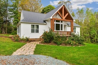 Building Photo - PARK FLEX STAYS-Peaceful 3 Bed, 2 Bath Cou...