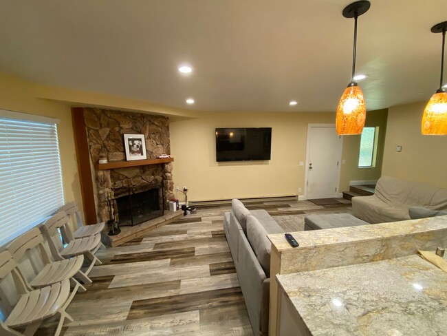 Building Photo - Seasonal Furnished Rental