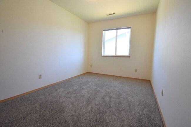 Building Photo - 3BD, 1BA Top Floor Unit