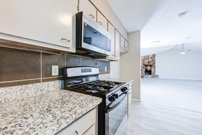 Building Photo - 15902 Timber Valley Dr
