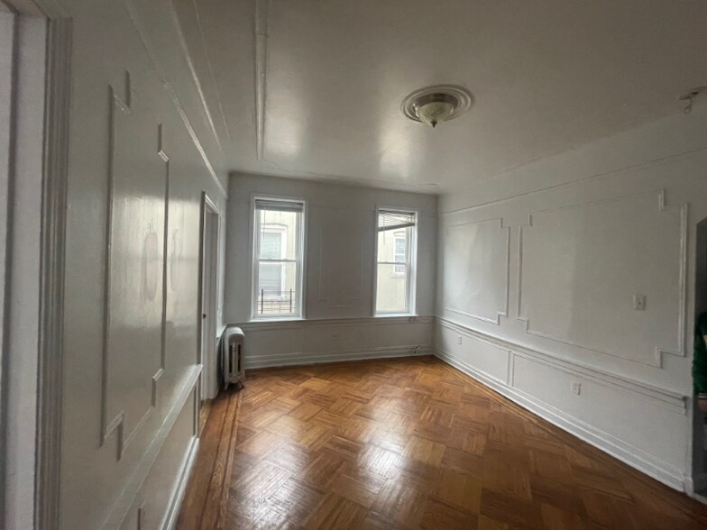 Building Photo - 345 E 54th St