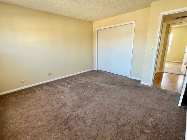 Building Photo - Evolve Real Estate: 2 Bedroom Condo in Den...