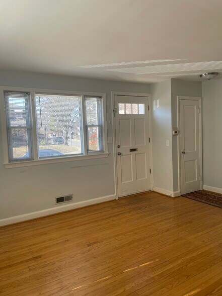 Building Photo - 633 N Nelson St