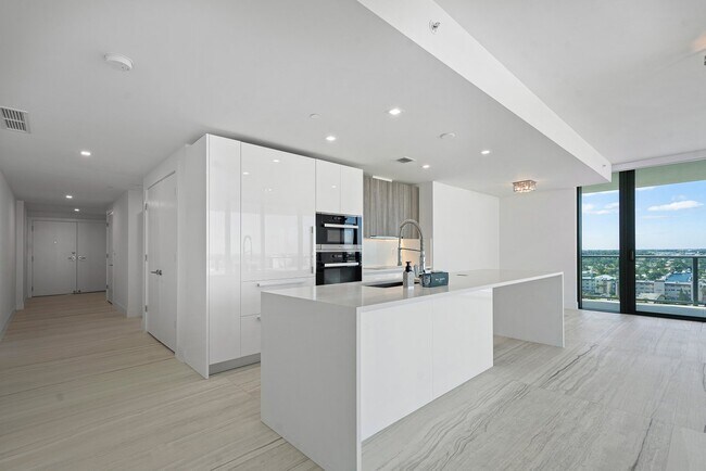 Building Photo - 730 N Ocean Blvd