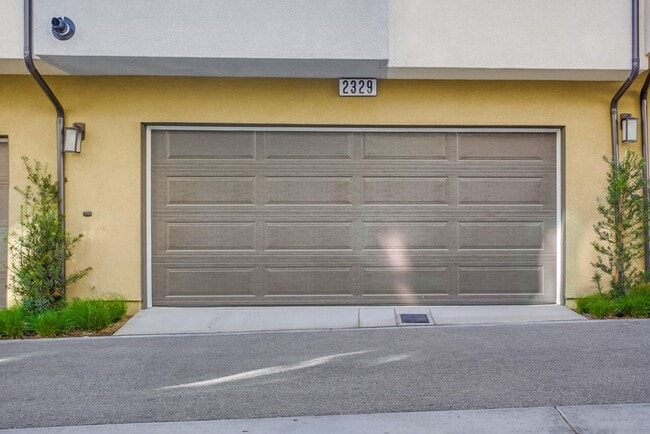Building Photo - Beautiful 4 Bedroom Townhome! Built in 202...