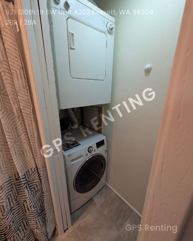 Building Photo - Renovated Bright and Open 2/2 Townhouse!!!