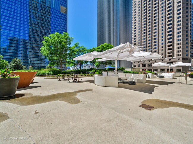 Building Photo - 225 N Columbus Dr