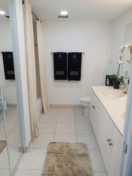 Building Photo - 4401 Crystal Lake Dr