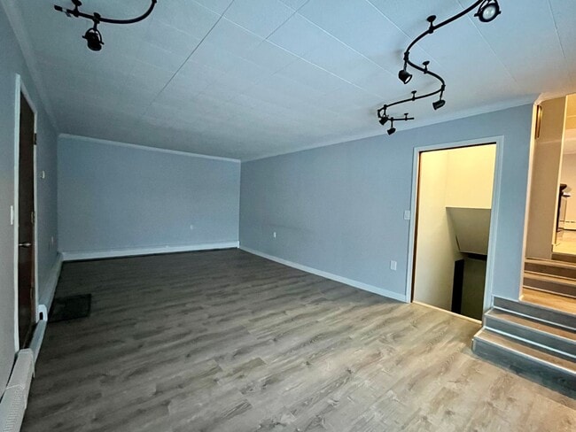 Building Photo - Dog friendly 2 bedroom home in town