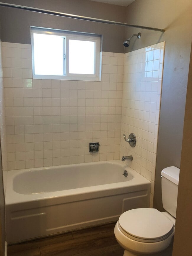 Building Photo - 3 bedroom 2 bath Available Now!