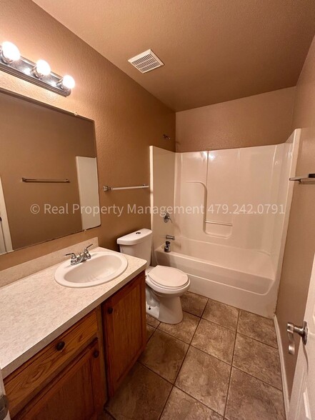 Building Photo - 320 Chateau Dr