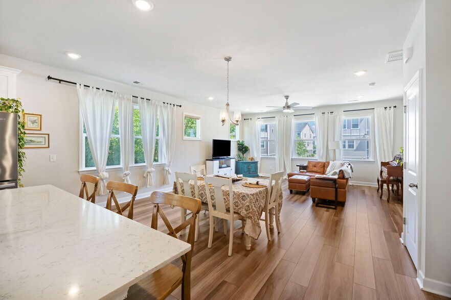 Building Photo - 210 Winding River Dr