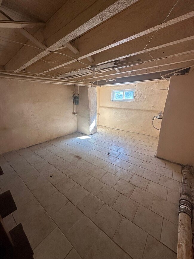 Building Photo - 2 Bedroom, 1 Bath Rowhome available today!