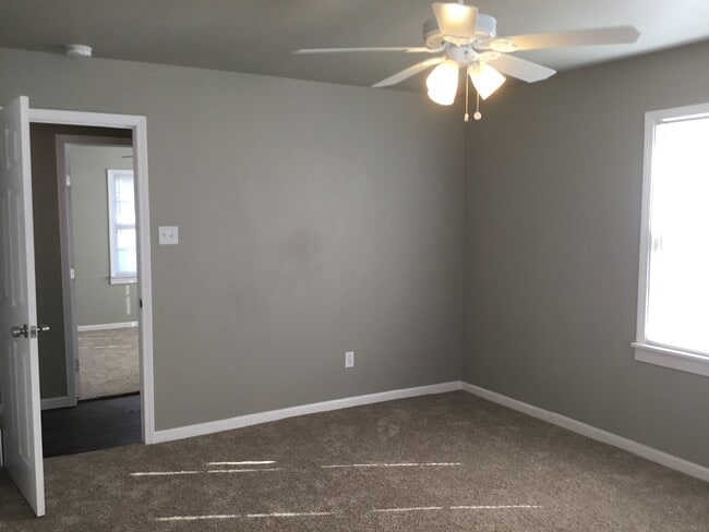 Building Photo - COLLEGE PROPERTY---PRE-LEASING FOR AUGUST! Amazing Updates! 3 bedroom 2 bath