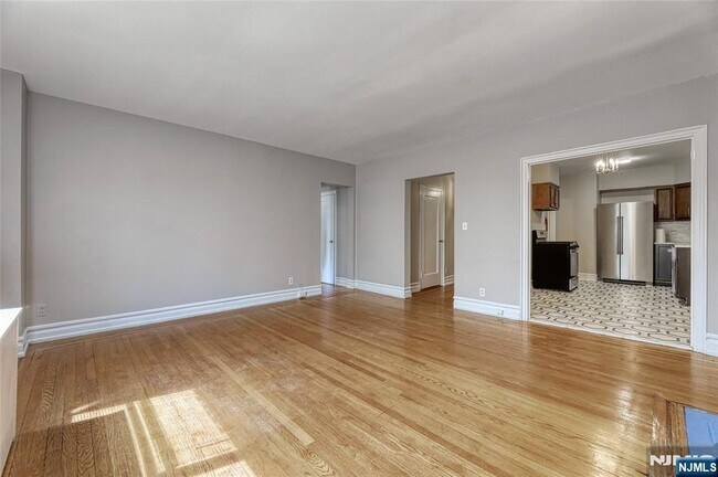 Building Photo - 100 W Palisade Ave