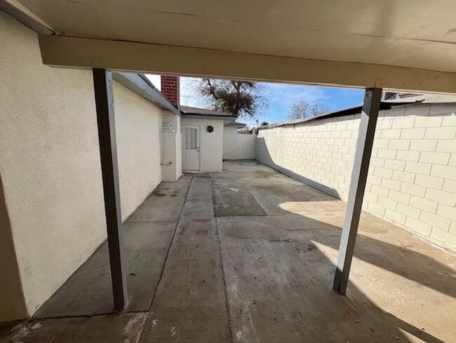 Building Photo - HOUSE
