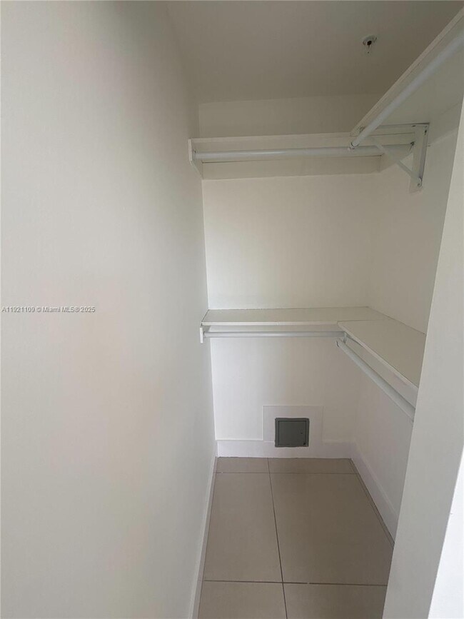 Building Photo - 829 SW 18th Ave