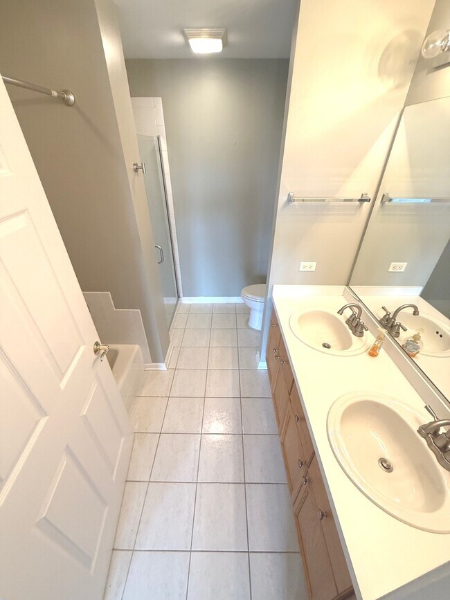 Building Photo - 400 Village Cir