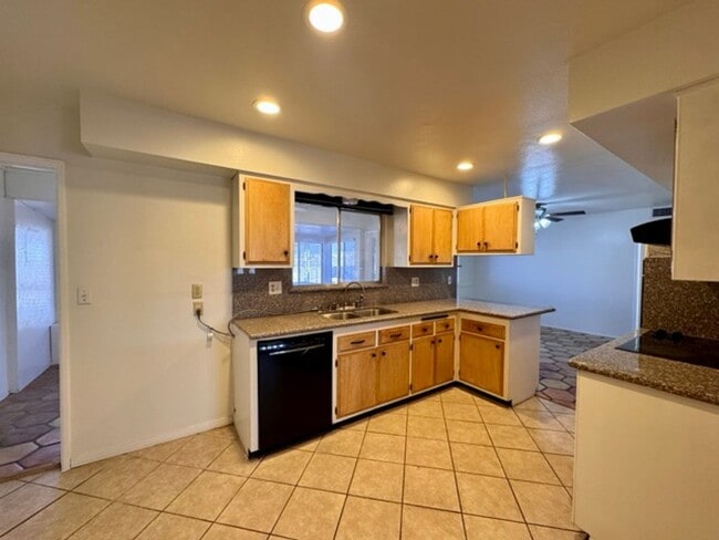 Building Photo - 55+ 2 bedroom 2 bathroom Sun City home for LEASE!